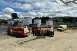 Bombeiros promovem simulado em empresa de armazenamento de combustíveis