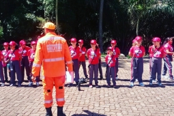 Bombeiro Mirim de Piracema visita museu contemporâneo