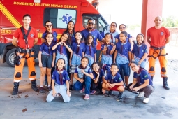 Bombeiros de Januária recebem visita de crianças do clube de aventureiros