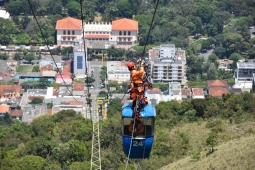 1ª Cia Ind de Poços de Caldas realiza treinamento de altura no teleférico da cidade