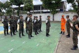 Bombeiros treinam militares do exército para combate a incêndio em vegetação