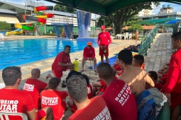 Corpo de Bombeiros promove reciclagem de mergulho na região metropolitana