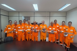 Comandantes do 4º COB e do 7º BBM recebem equipe campeã de desafio de salvamento veicular do CBMMG