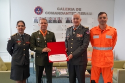 Comandante-geral do CBMMG entrega Medalha Dom Pedro II ao general de divisão do EB
