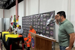 Bombeiros de Uberaba recebem equipamento para acondicionar material operacional