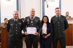 Bombeiros recebem medalha Alferes Tiradentes na Câmara Municipal de Juiz de Fora